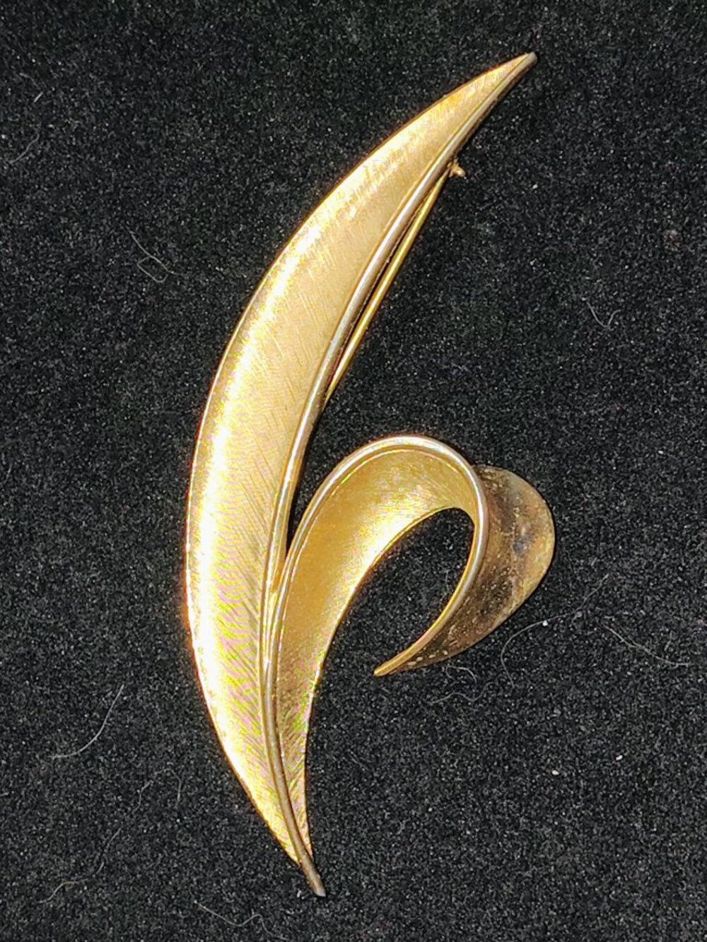 Vintage Crown Trifari Gold‑Tone Curling Leaf Brooch – 1950s–60s, Crown Mark